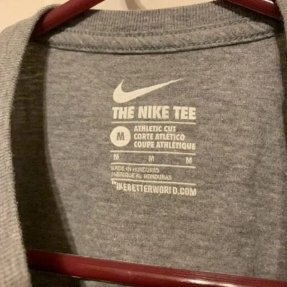 Michigan Basketball Size Medium The Nike Tee Athletic Cut T-Shirt